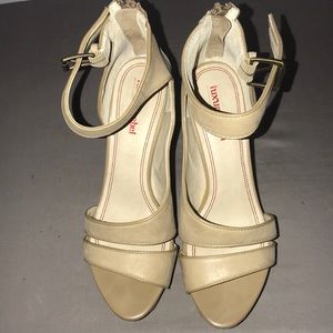 Tan/ Neutral Heels